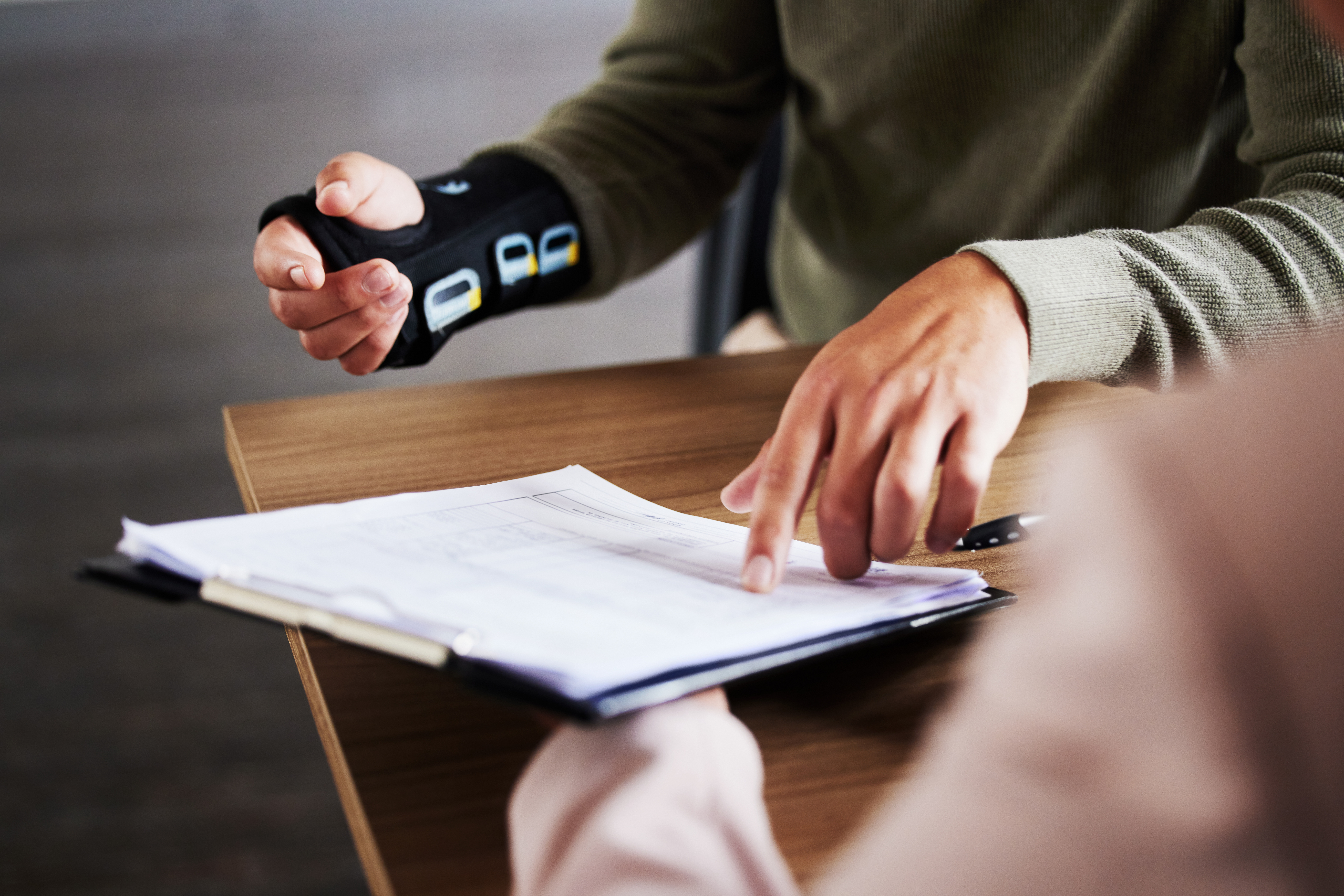 Woman with an arm cast | personal injury lawyer colorado | The Law Offices of Edward Smith LLC