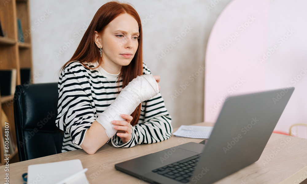 Woman with an arm cast | personal injury lawyer colorado | The Law Offices of Edward Smith LLC