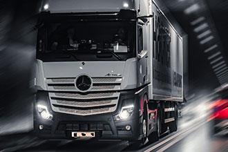 Semi truck speeding through a tunnel | truck accident lawyer | The Law Offices of Edward Smith LLC