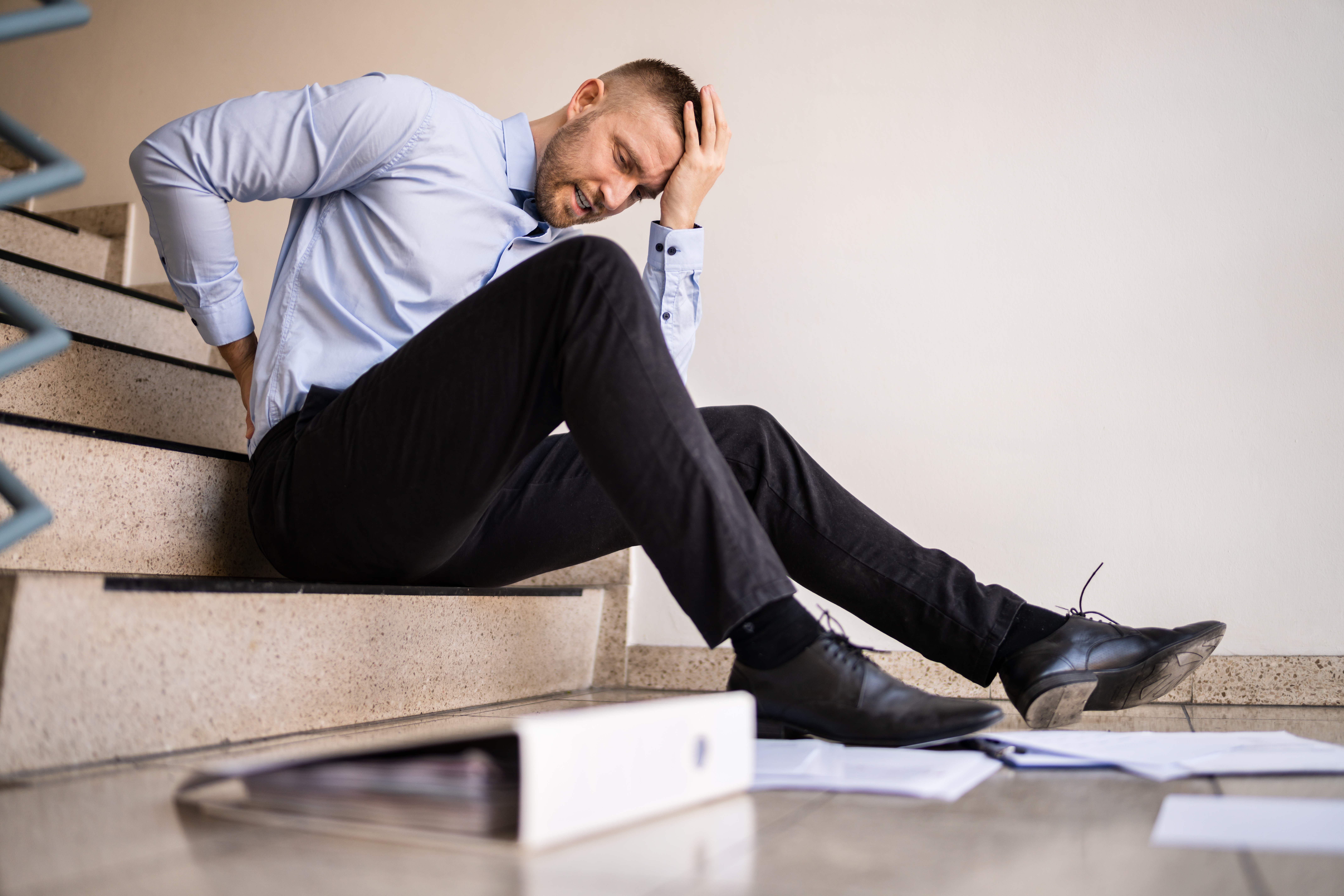 Man in pain on stairs | personal injury lawyer | The Law Offices of Edward Smith LLC