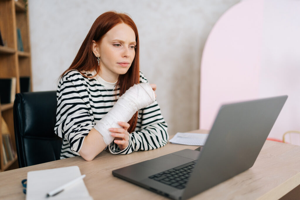 Woman with an arm cast | personal injury lawyer colorado | The Law Offices of Edward Smith LLC